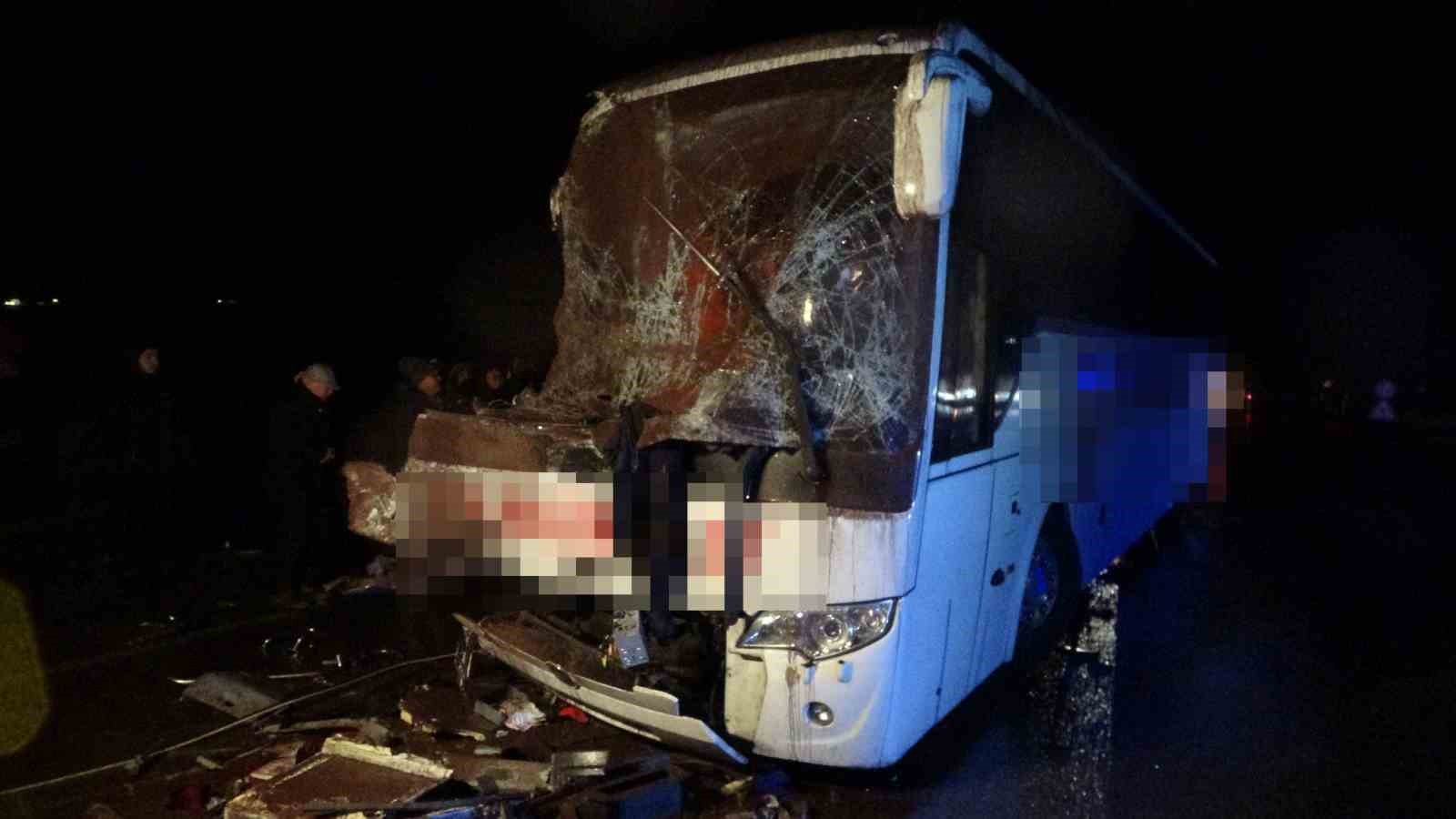Çanakkalede Yolcu Otobüsü İle Kamyon Çarpıştı: 3Ü Ağır 9 Yaralı