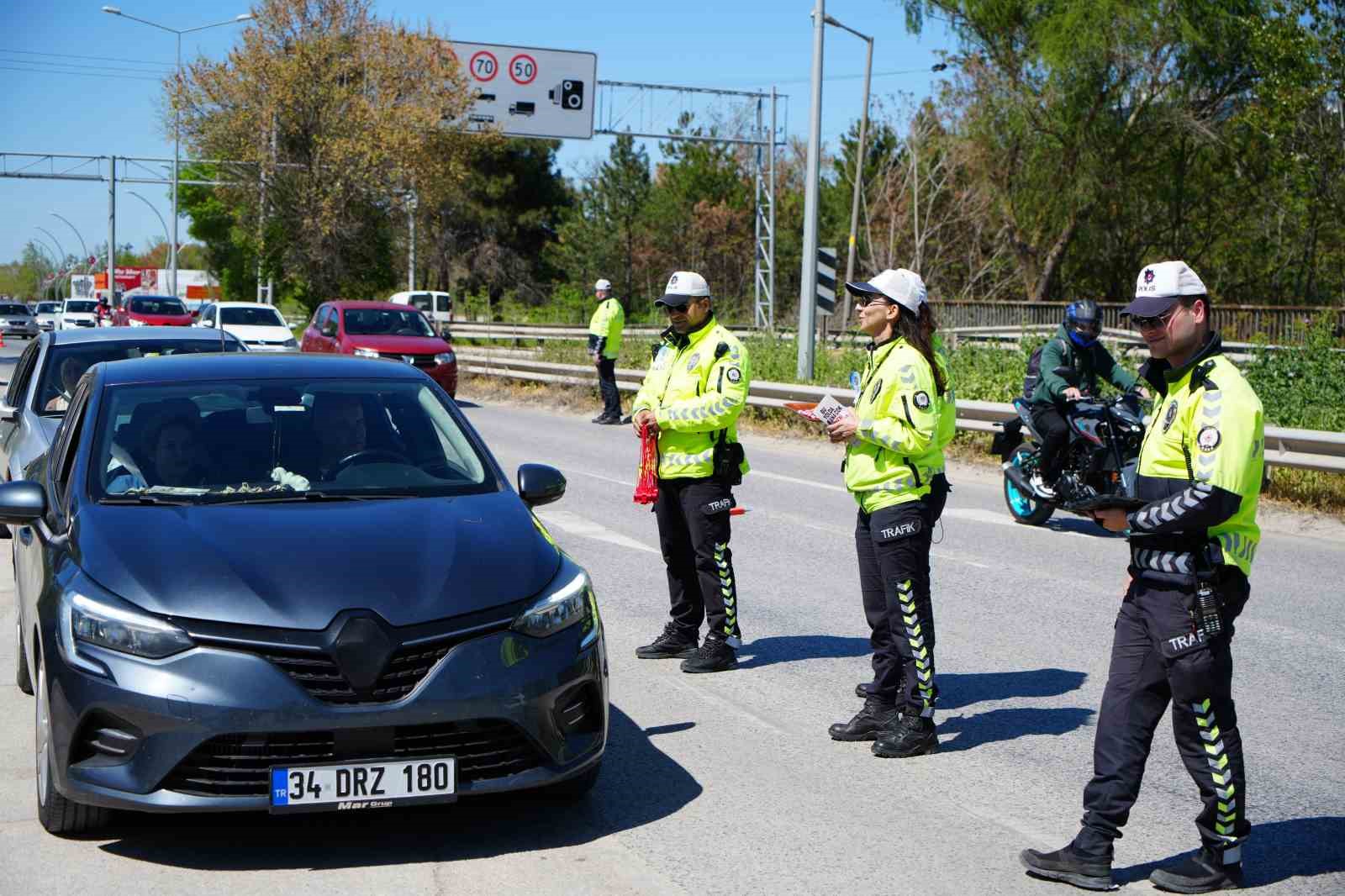 Edirnede Trafik Polisleri Sürücülerin Bayramını Kutladı