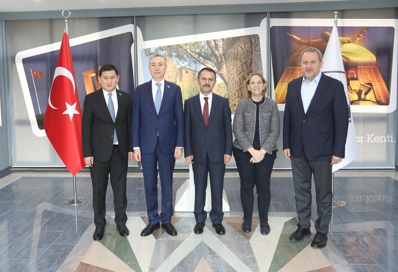 Kazakistan Ankara Büyükelçisi Yerkebulan Sapiyev, Vali İlhami Aktaşı Ziyaret Etti