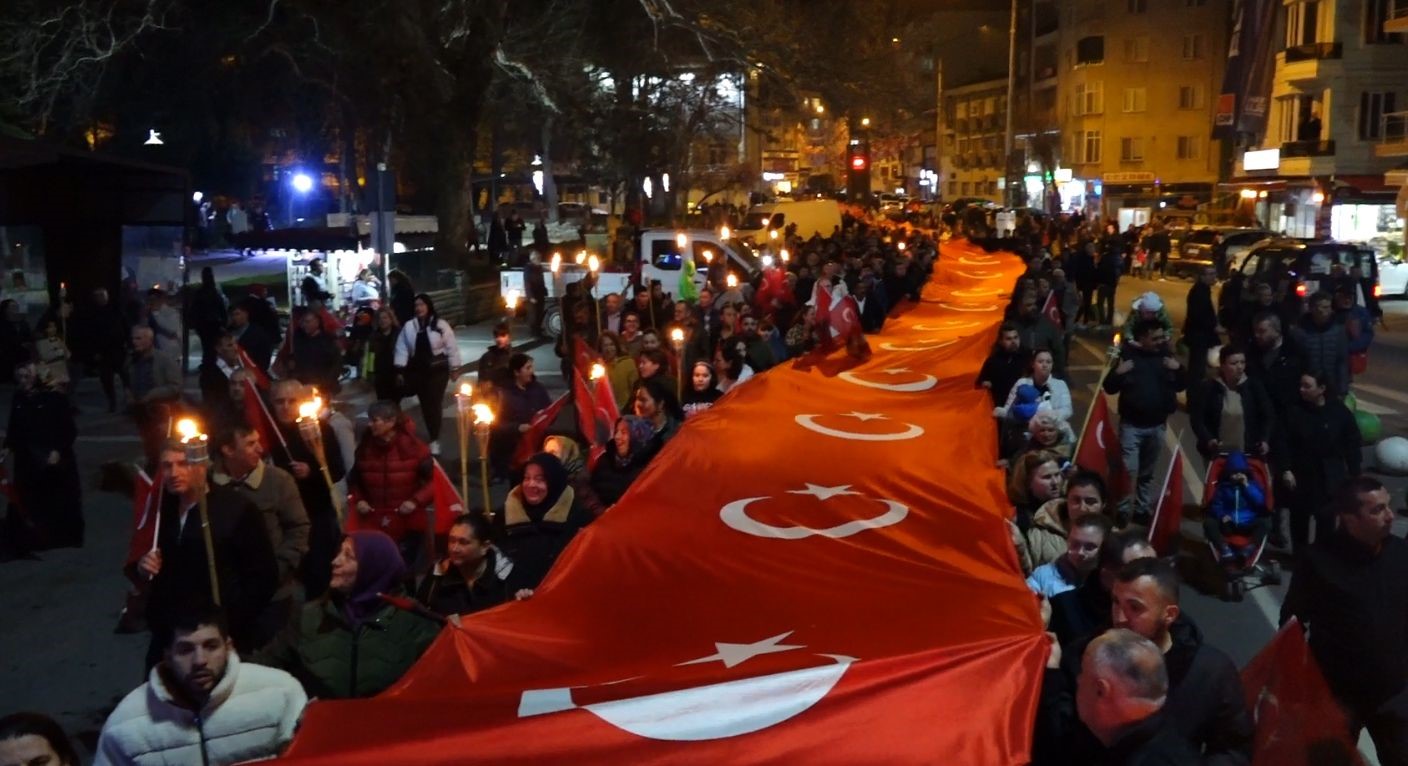 Kırklarelinde Dev Türk Bayrağı İle Şehitlere Saygı Yürüyüşü