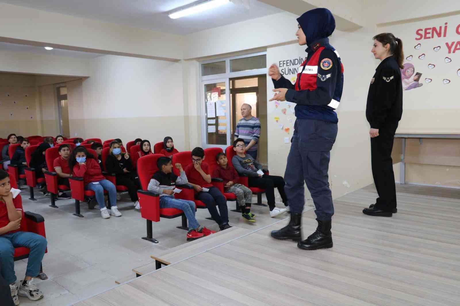  Öğrencilere “Kariyer Olarak Jandarma” Anlatıldı