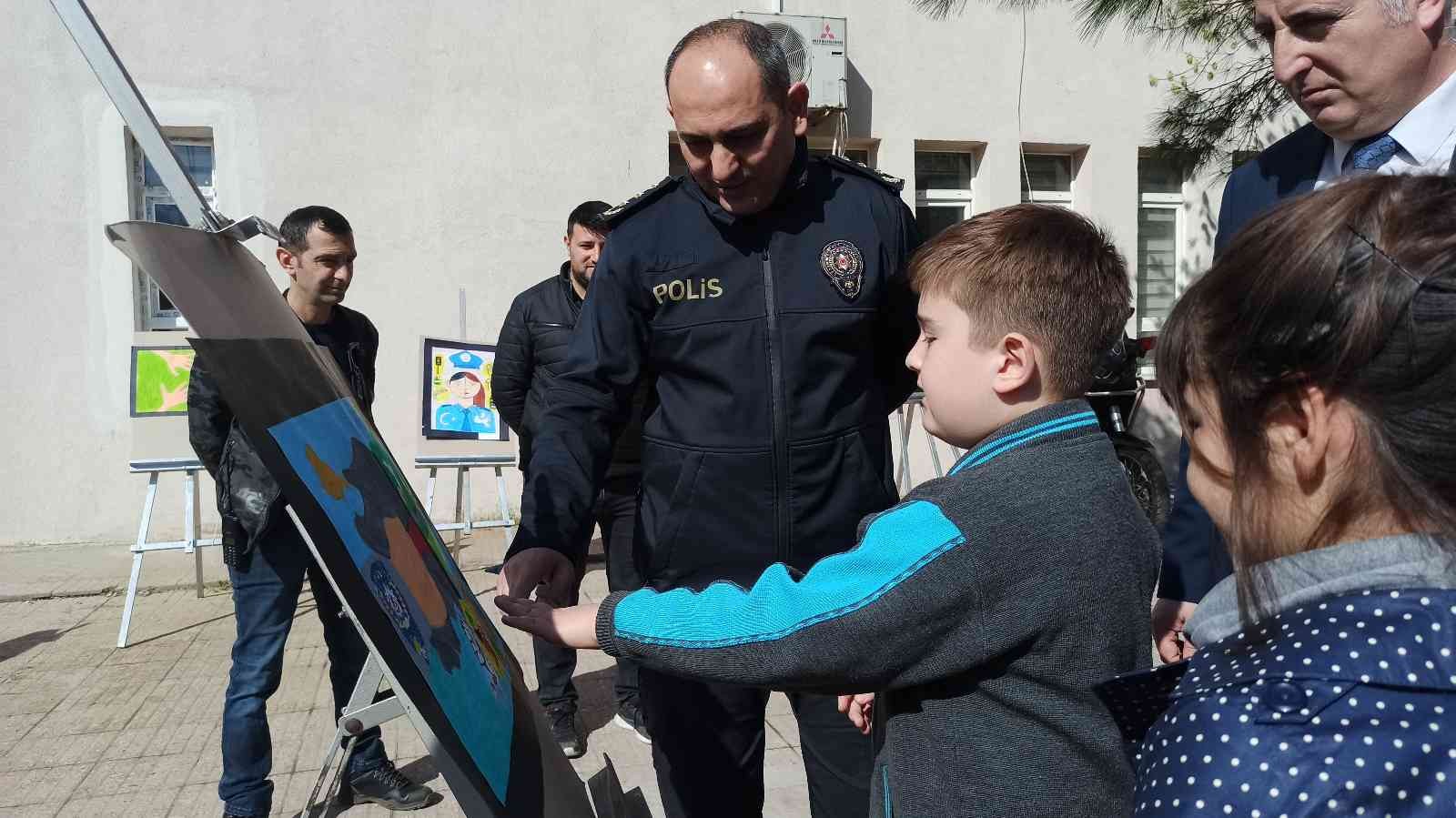 Öğrenciler Hayallerindeki Polisi Resimleriyle Anlattı