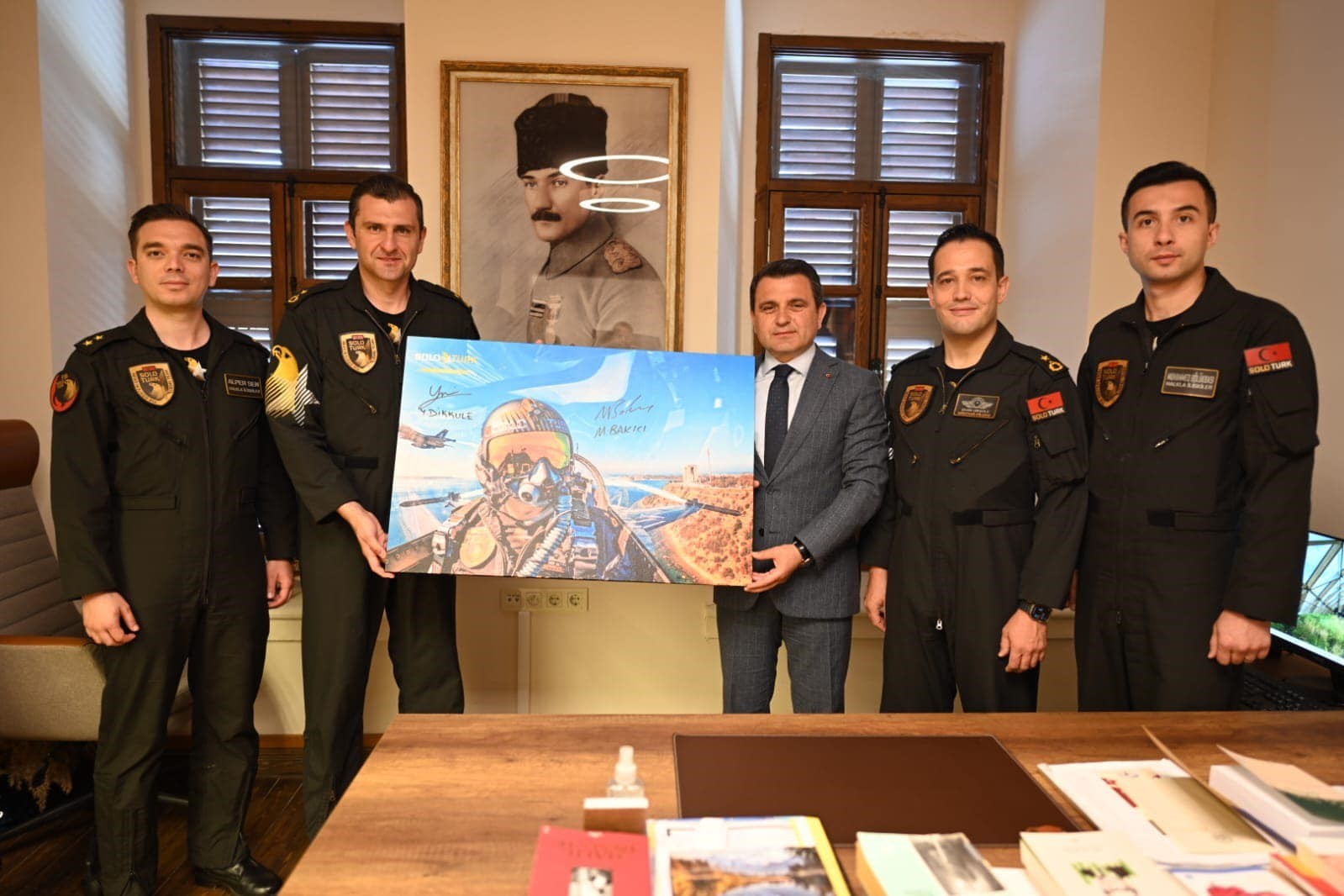 Solotürk Pilotlarından Alan Başkanı Kaşdemire, Şehitler Abidesi Yakınında Havada Çekilmiş İmzalı Fotoğraf