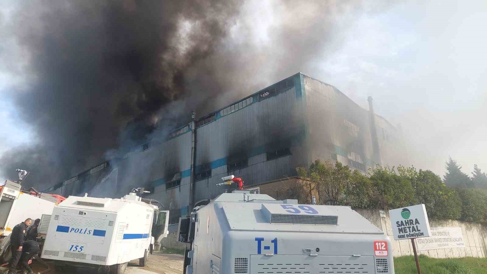 Tekirdağda Fabrika Yangını Sürüyor: 6 İşçi Dumandan Etkilendi