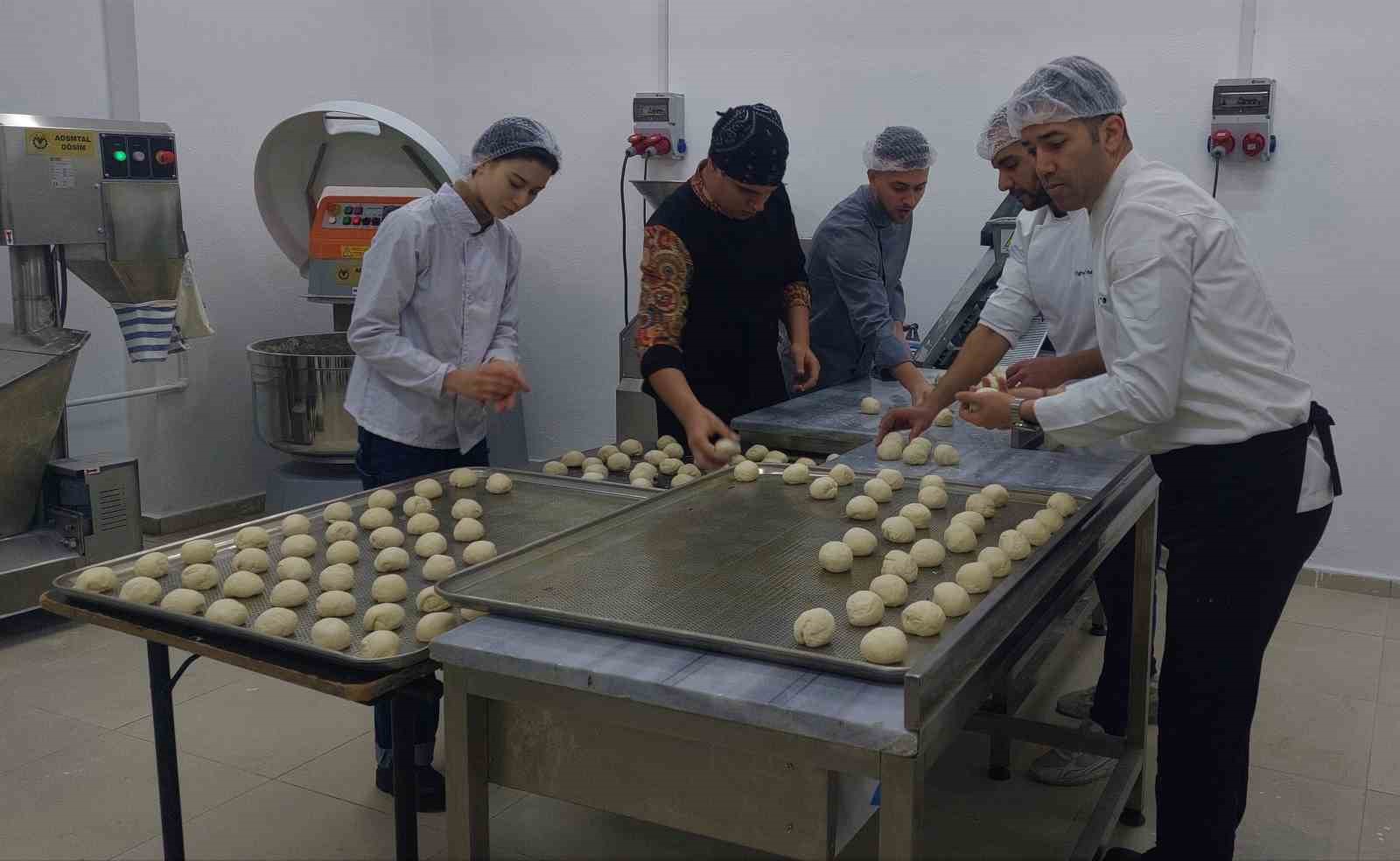 Tekirdağda Öğrenciler Deprem Bölgesine Günde 5 Bin Ekmek Üretiyor