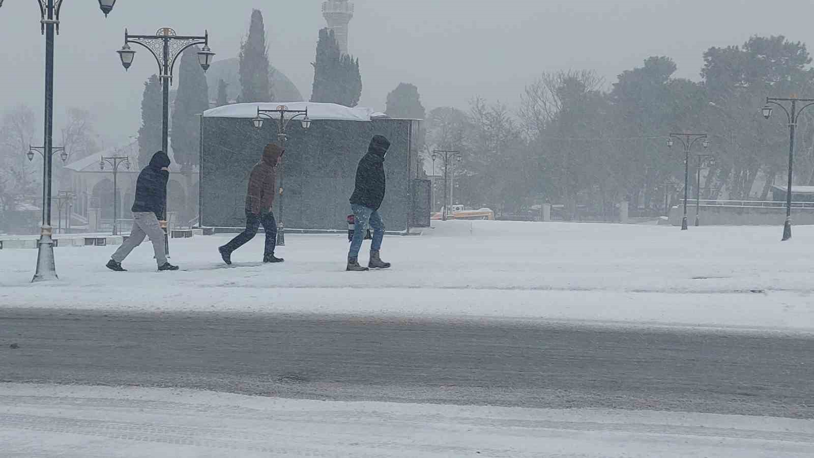 Tekirdağda Yoğun Kar Tipiyle Sürüyor: Vatandaşlar Yürümekte Güçlük Çekti