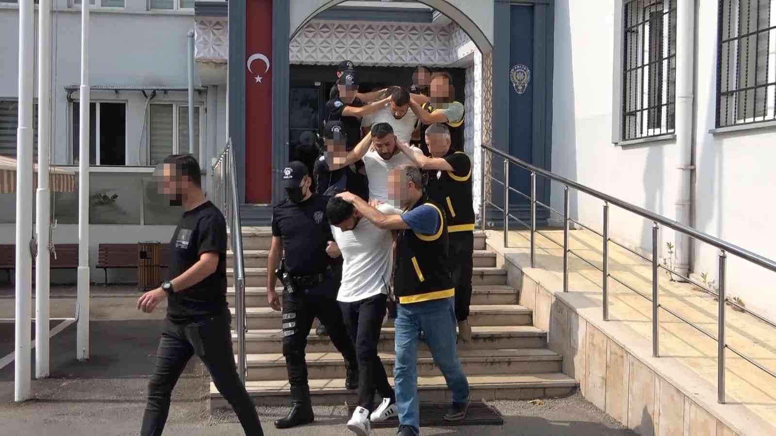 Bursada Cinayet İşleyip İzmire Kaçan Şüphelilerden 3Ü Yakalandı