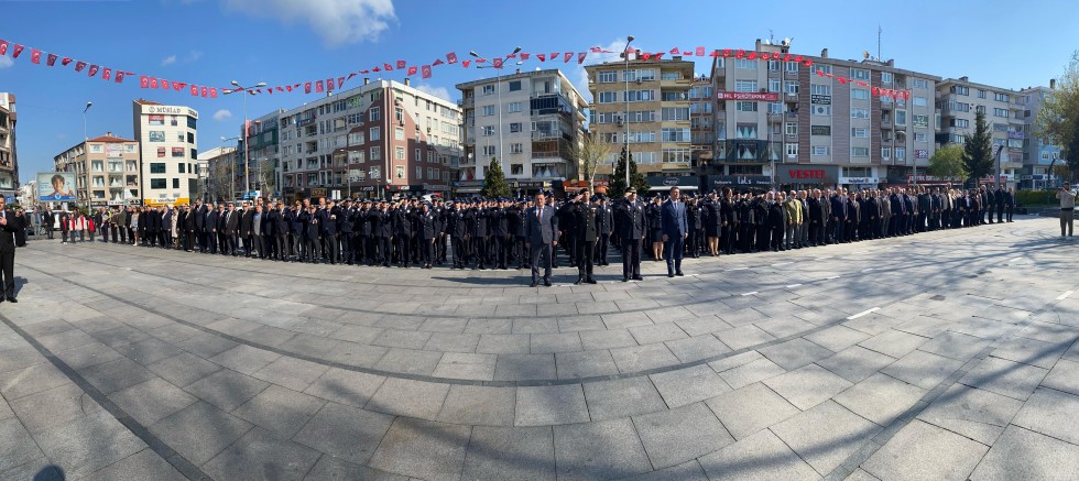 ÇORLU’DA POLİS HAFTASI DOLAYISIYLA ÇELENK SUNMA TÖRENİ DÜZENLENDİ