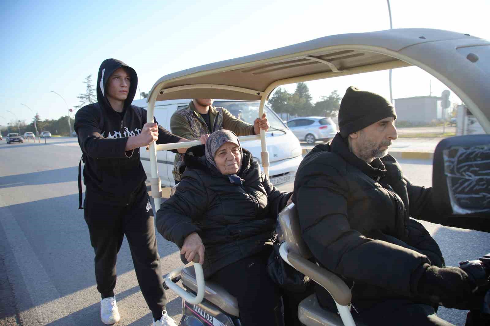 Edirnede Gençlerden İnsanlık Dersi: Engelli Vatandaşı Kilometrelerce İttiler