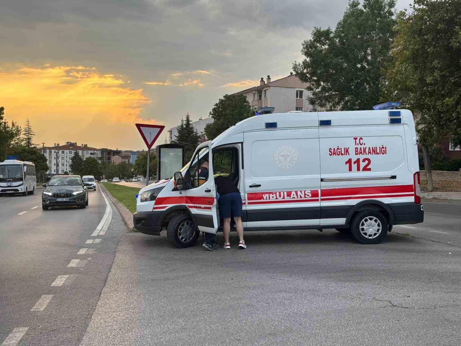 Edirnede Motosiklet Otomobille Çarpıştı: 3 Yaralı