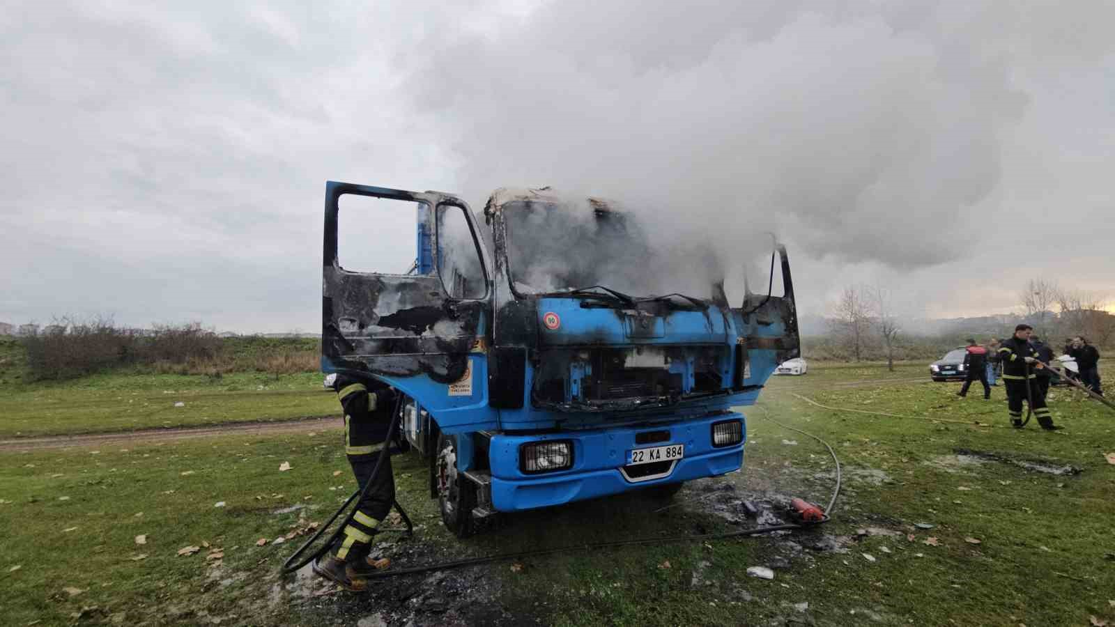 Edirnede Park Halindeki Kamyon Alevlere Teslim Oldu