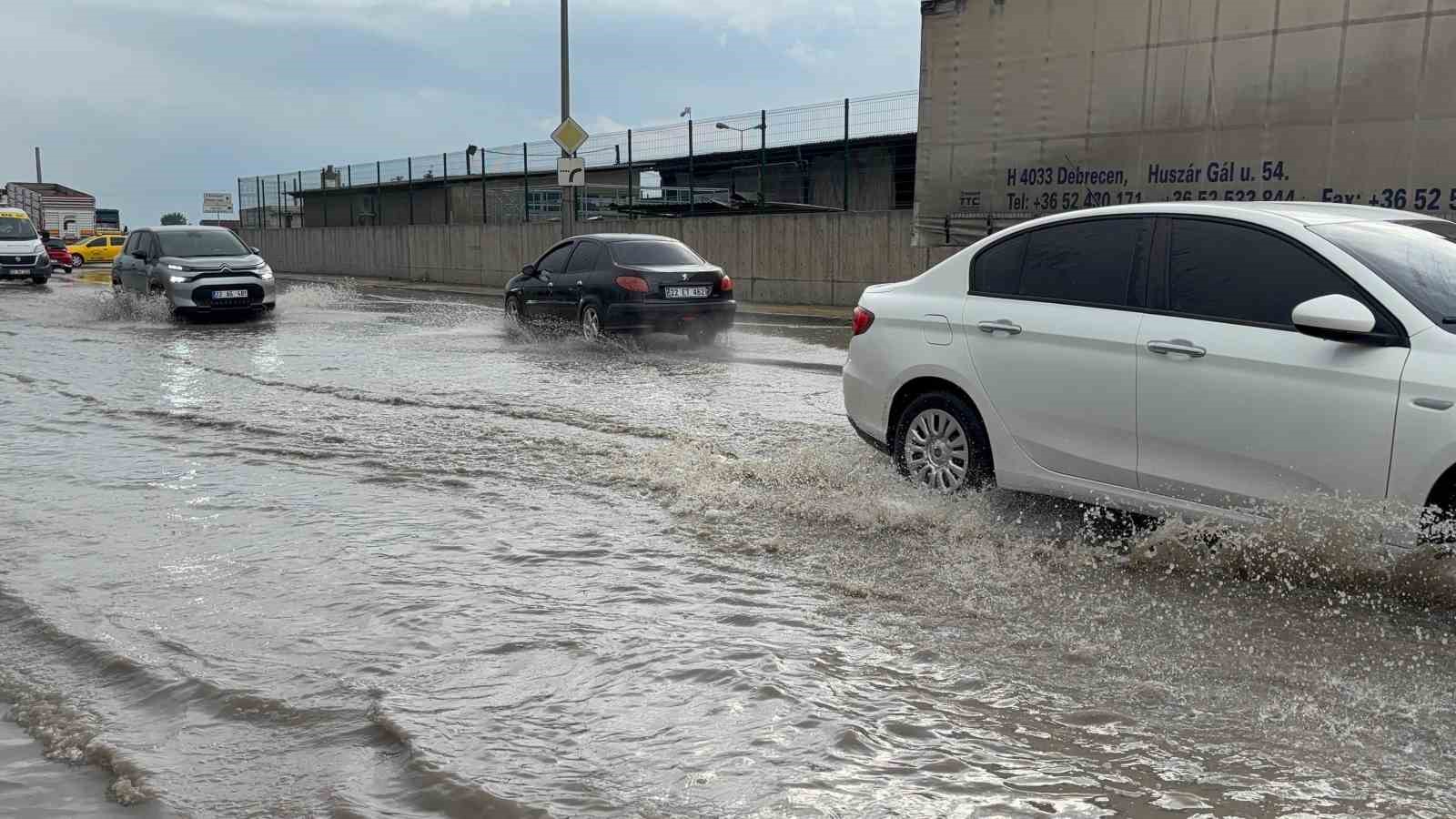 Edirnede Sağanakta Yollar Göle Döndü