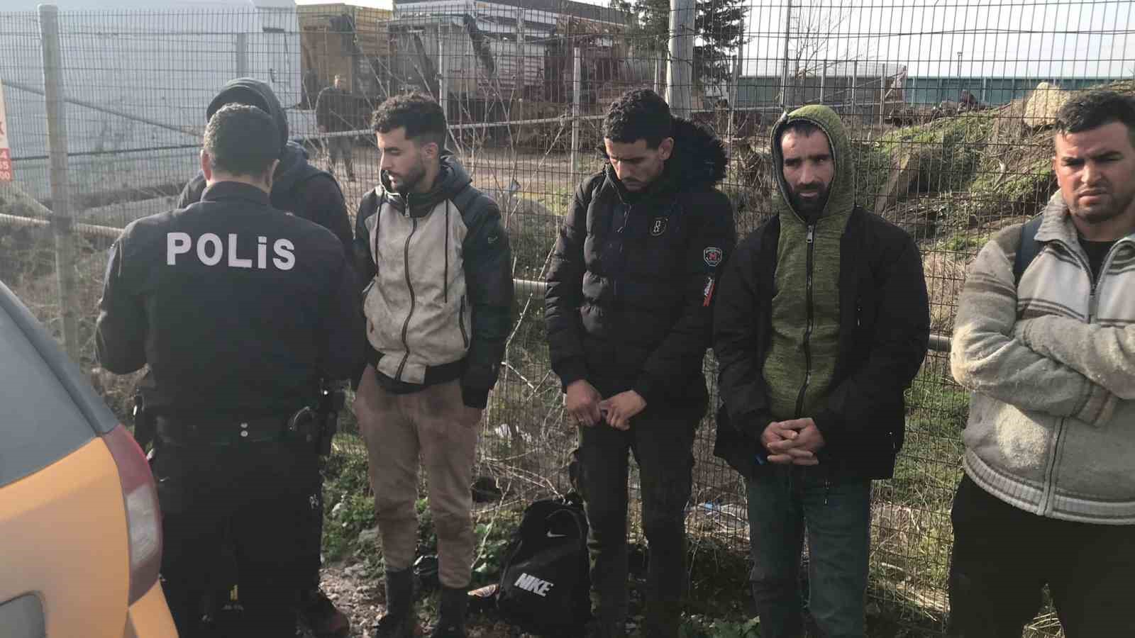 Edirnede Ticari Takside 6 Kaçak Göçmen Yakalandı