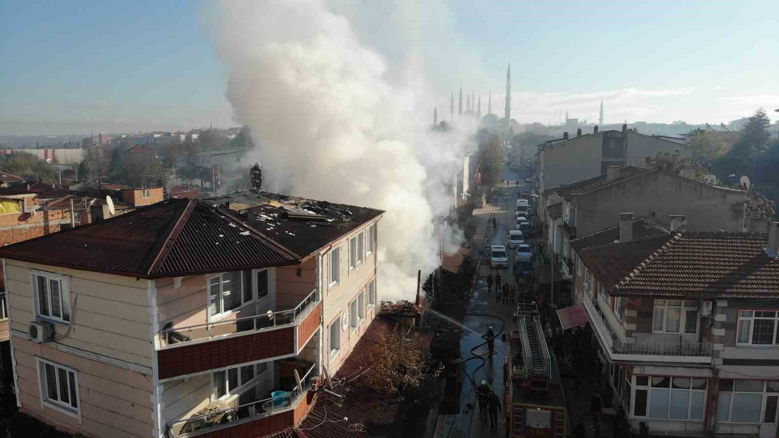 Edirnede Yangın 3 Katlı Binaya Sıçradı