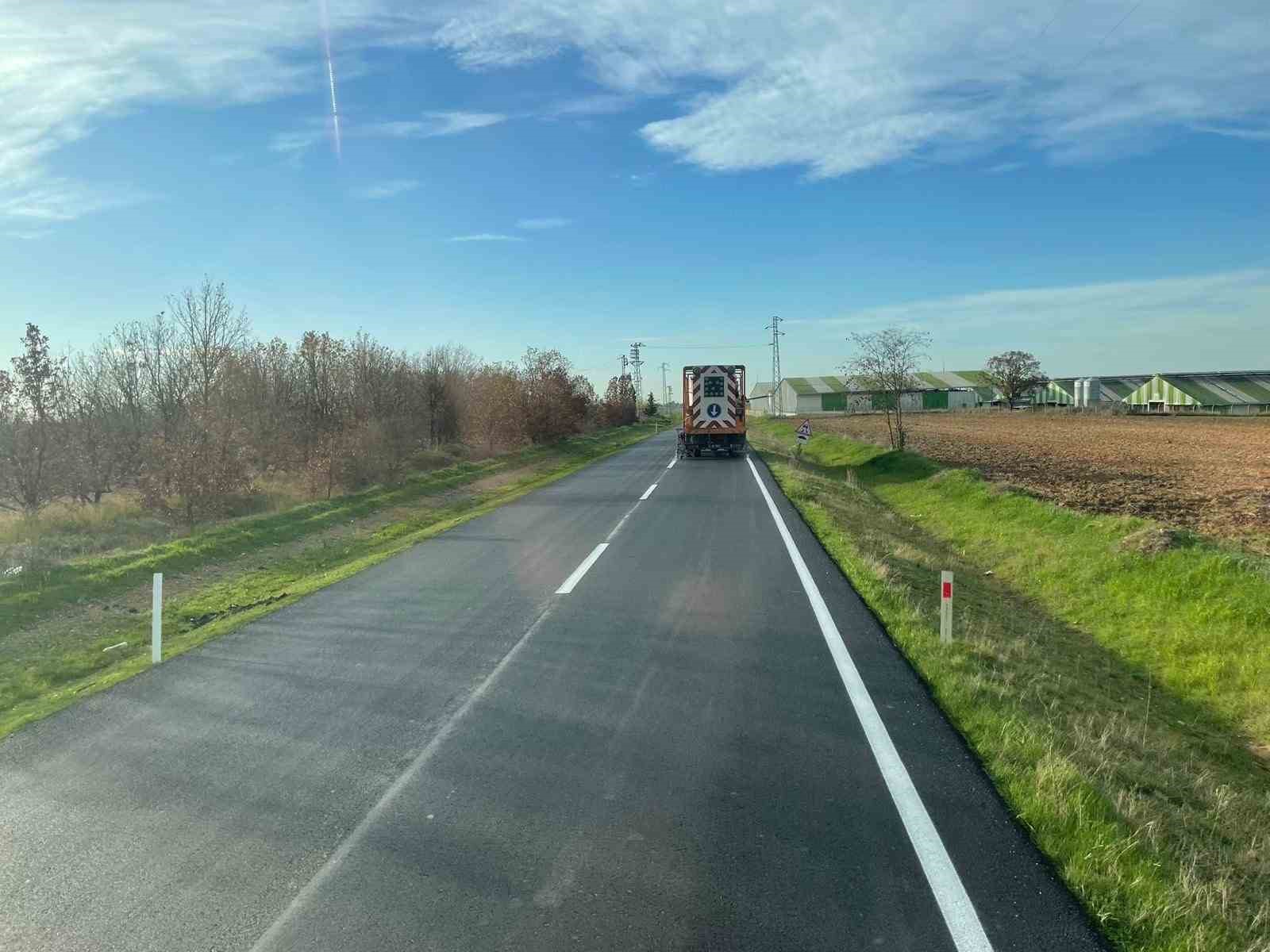Kırklarelinde Köy Yolları Sıcak Asfaltla Yenileniyor