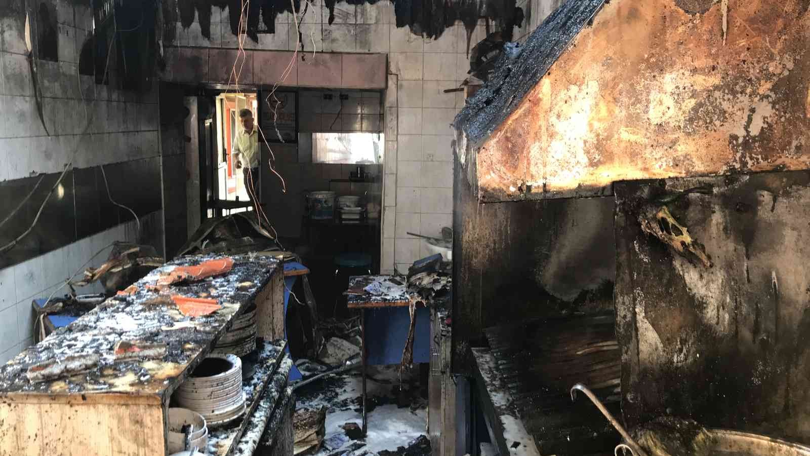 Lokantada Çıkan Yangın 3 İş Yerine Sıçradı