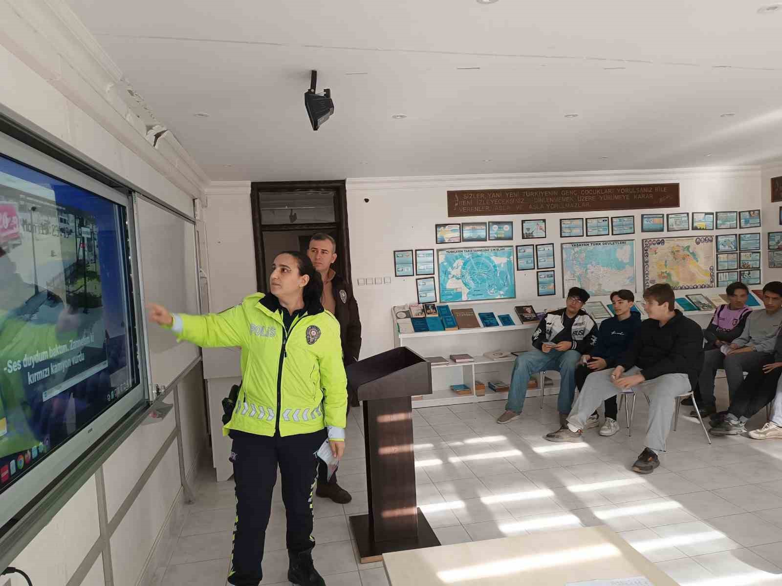 Pehlivanköyde Lise Öğrencilerine Trafik Dedektifleri Eğitimi Verildi