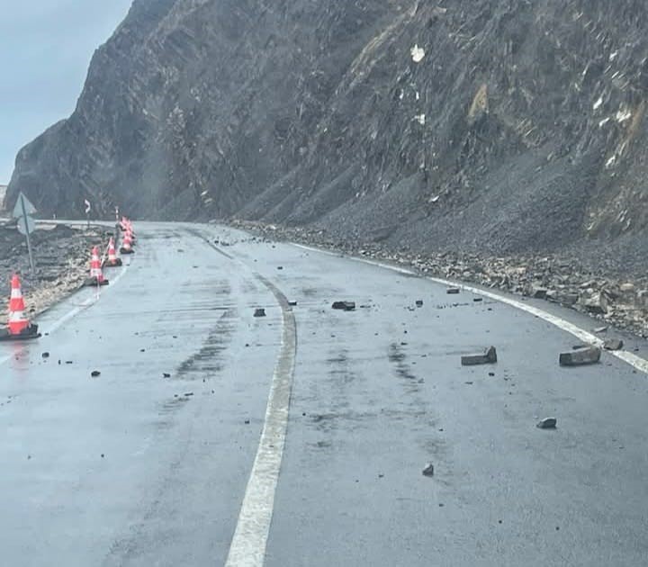 Şarköyde Yamaçtan Düşen Kayalar Tehlike Saçıyor