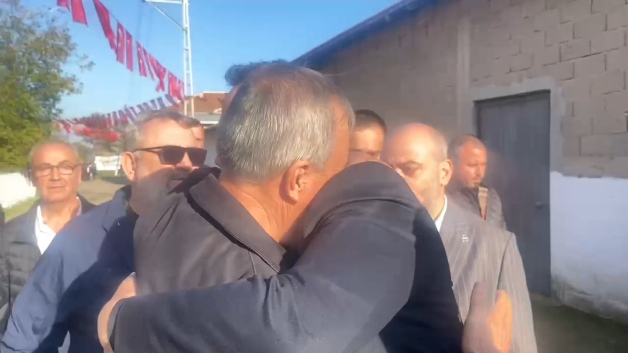 Şehit Babası Mhpli Başkana Sarılıp Beni Devlet Bahçeliye Götürün Dedi
