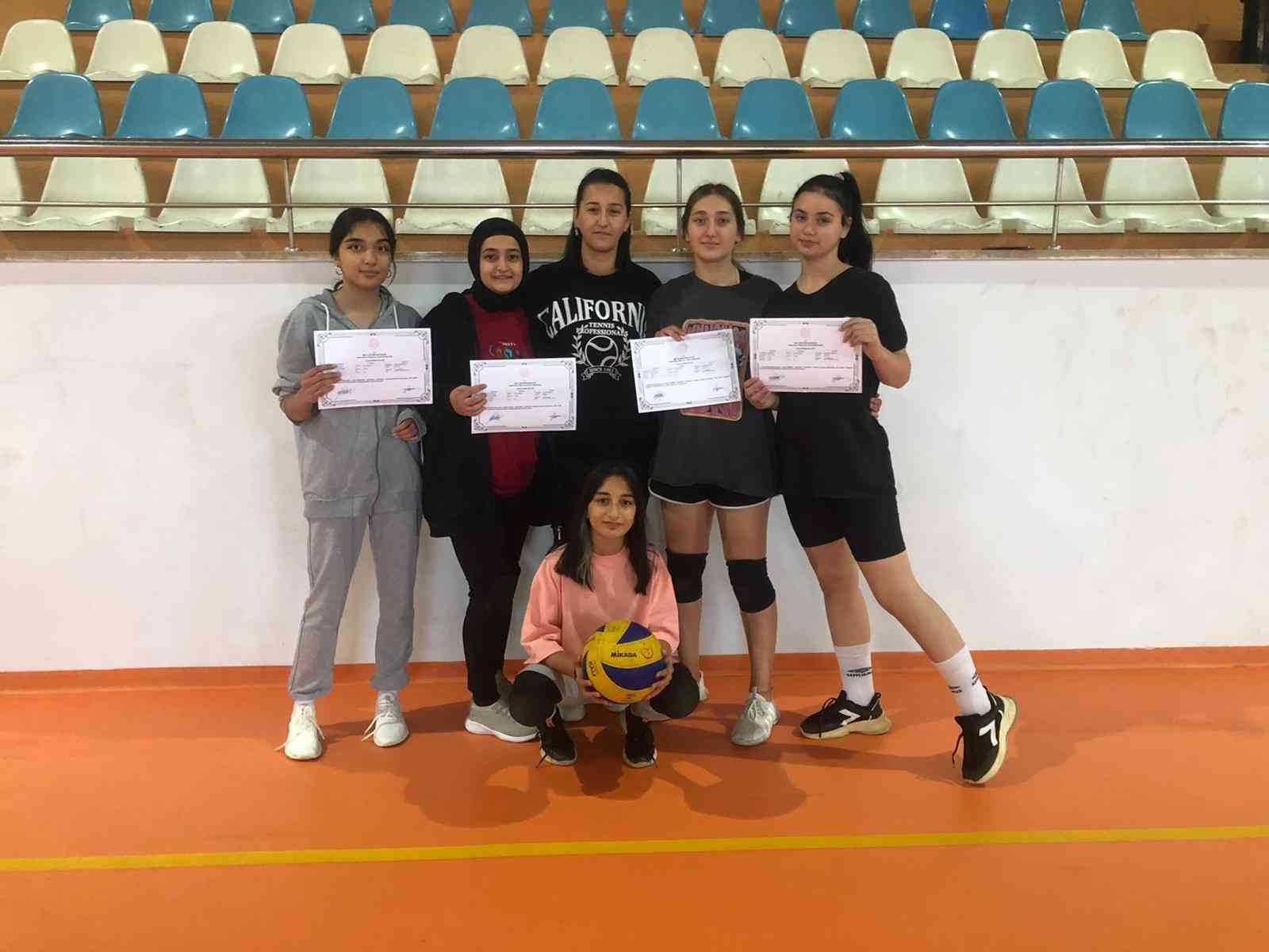 288 Saatlik Voleybol Kurs Tamamlandı
