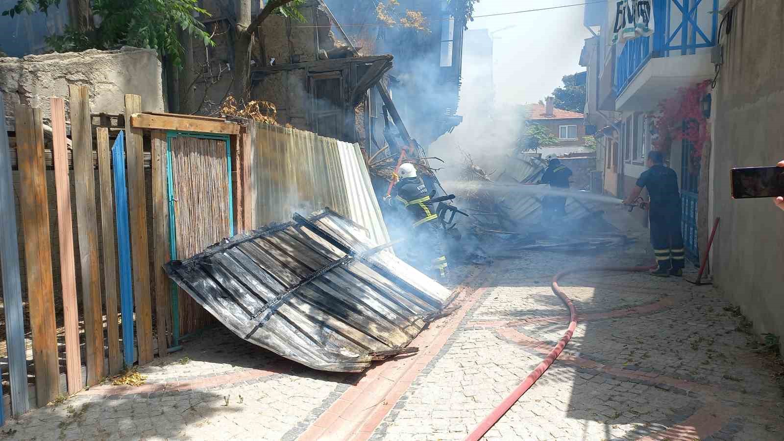 90 Yıllık Tarihi Bina Ateşe Yenik Düştü