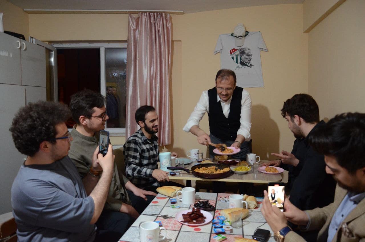 Ak Parti Bursa Milletvekilleri Sahuru Öğrencilerle Yaptı