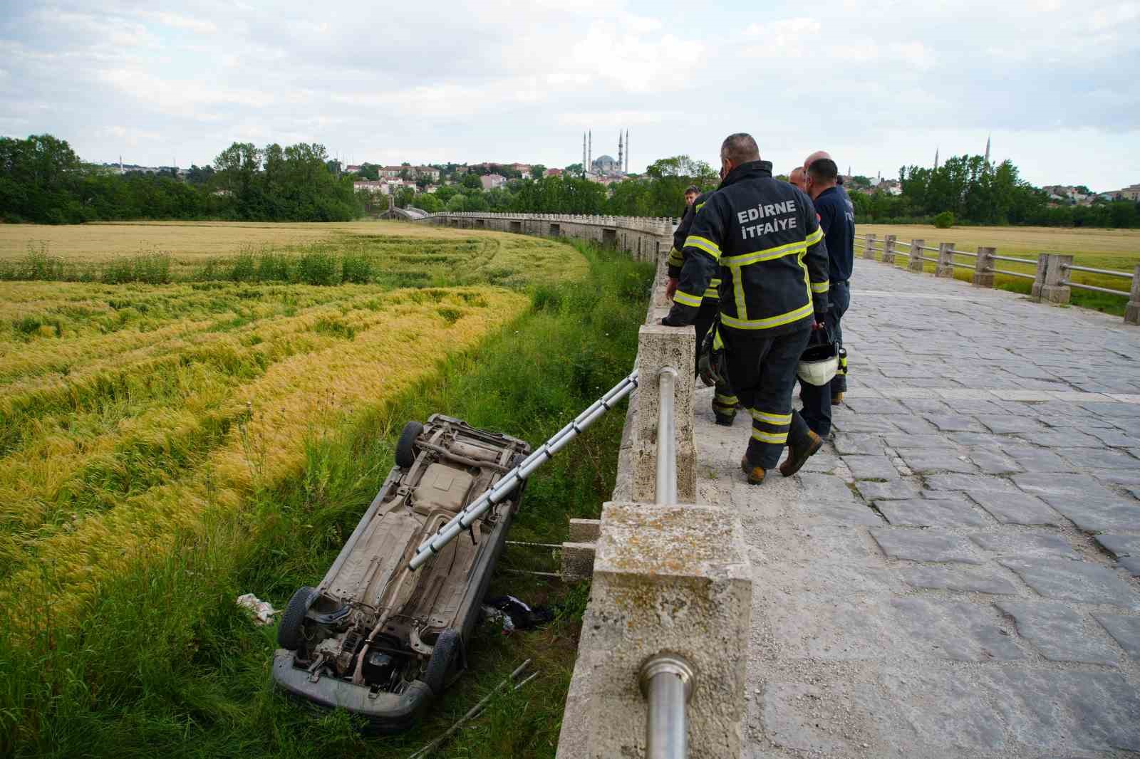 Alkollü Sürücü Tarihi Köprüden Uçtu: 573 Yıllık Köprü Zarar Gördü