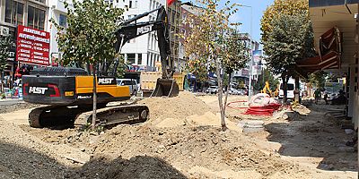Atatürk Caddesi'nde altyapı çalışmaları sürüyor