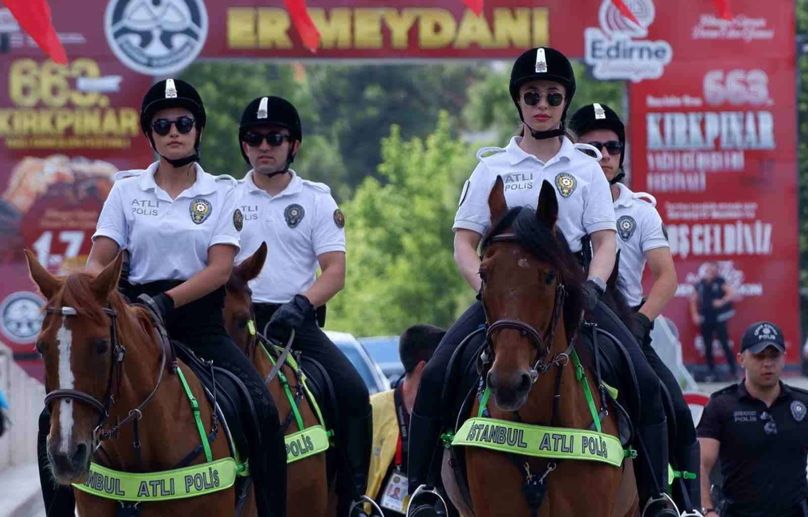 Atlı Polisler Kırkpınarda Devriye Geziyor