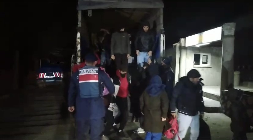 Ayvacıkta Minibüs İle Kamyonet Kasasından 63 Kaçak Göçmen Çıktı, 2 Organizatör Yakalandı