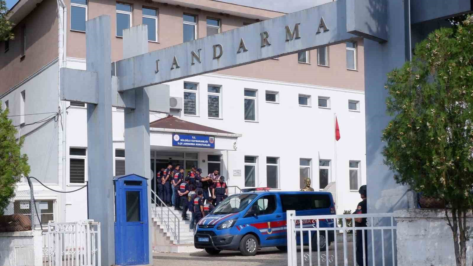 Babasını Parçalayıp Cesedini Ormanda Yakan Şahıs Arama Çalışmalarına Katılmış