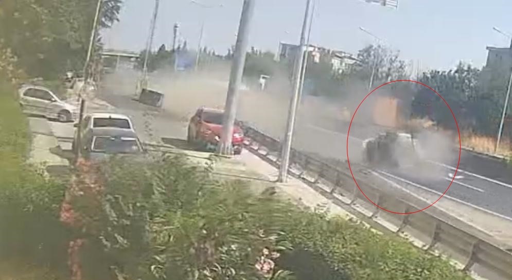 Bariyerlere Saplanan Otomobilin Takla Attığı Feci Kaza Kamerada: 3 Yaralı