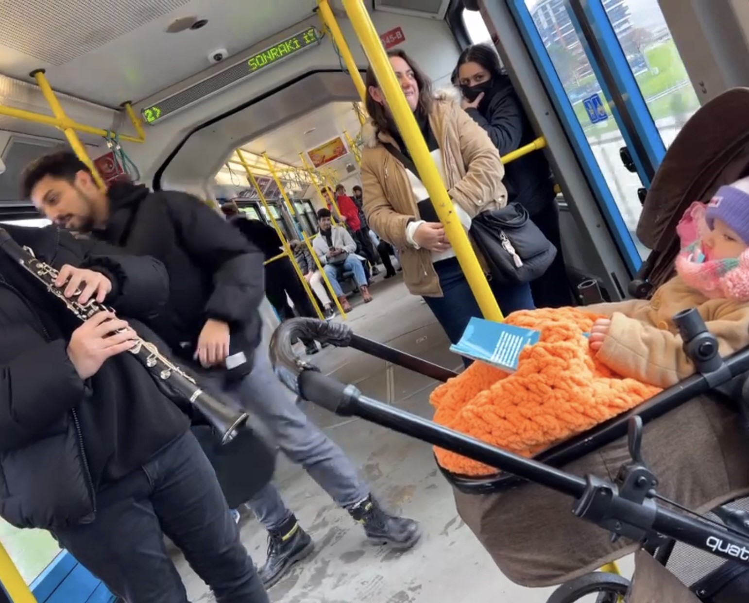 Bursa Metrosunda Ağlayan Bebeği Klarnet İle Uyuttular
