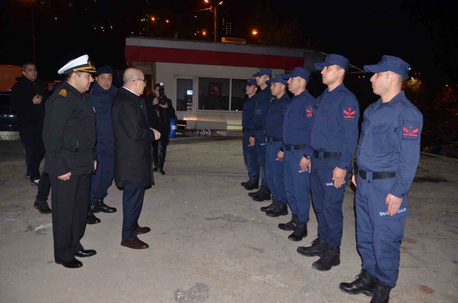 Bursa Valisi Demirtaş, Yeni Yıla Kontrol Noktasındaki Polis Ve Askerler İle Girdi