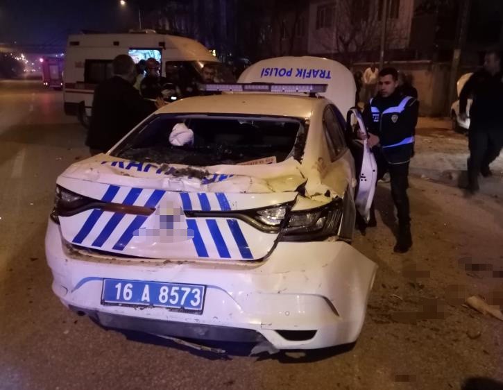 Bursada Aralarında Polis Aracının Da Yer Aldığı 3 Araç Zincirleme Kazaya Karıştı: 4 Yaralı