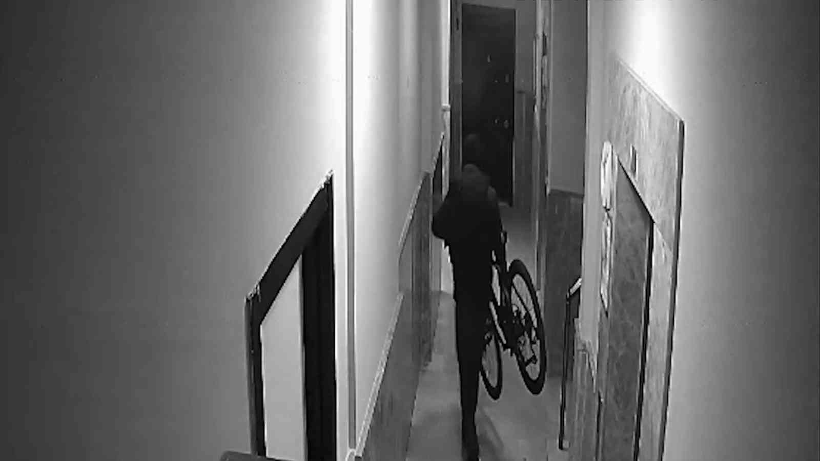 Bursada Bir Hafta Arayla 2 Bisiklet Çalan Hırsız Kameraya Yakalandı