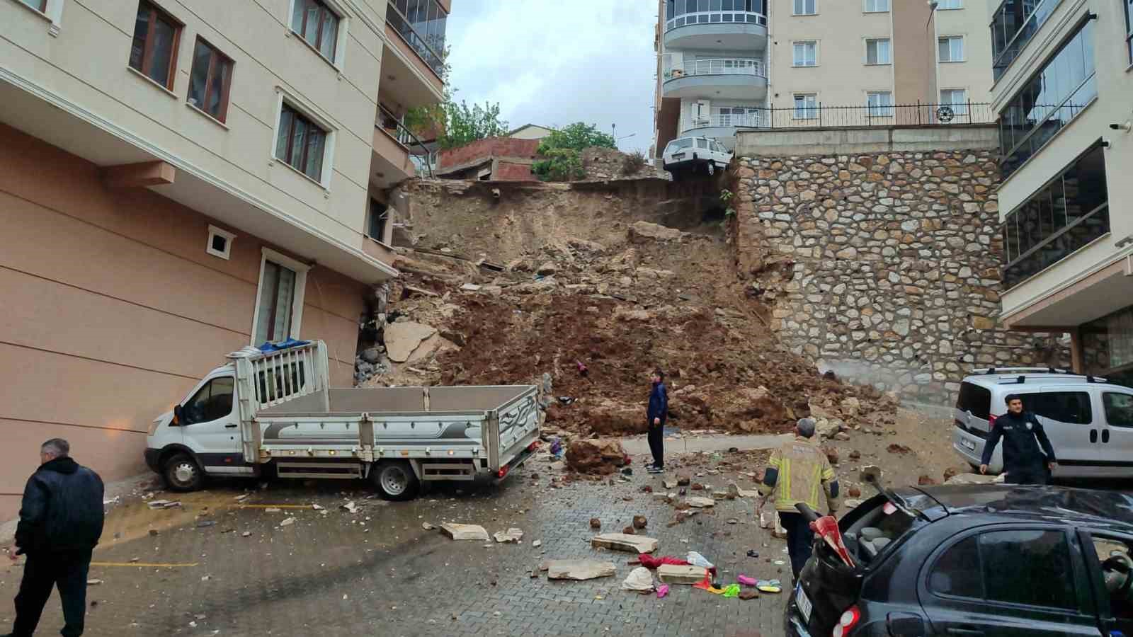 Bursada İstinat Duvarı Apartmanın Üzerine Çöktü, 2 Kişi Yaralandı