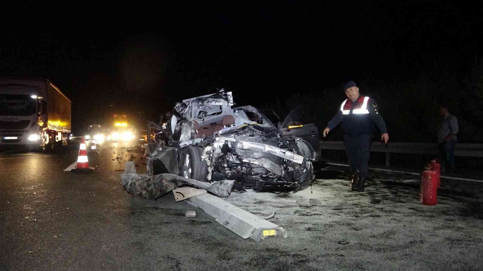 Bursada Kamyona Arkadan Çarpan Lüks Otomobil Hurdaya Döndü: 1 Ölü