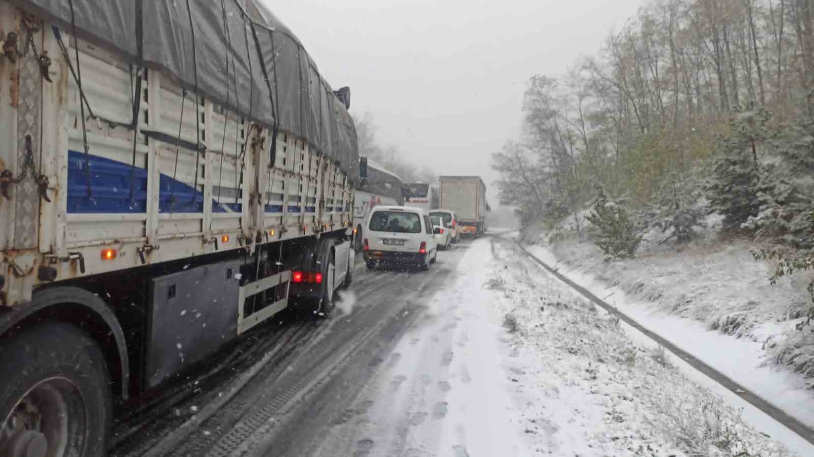 Bursada Kar Yağışı Sebebiyle Yol Kapandı