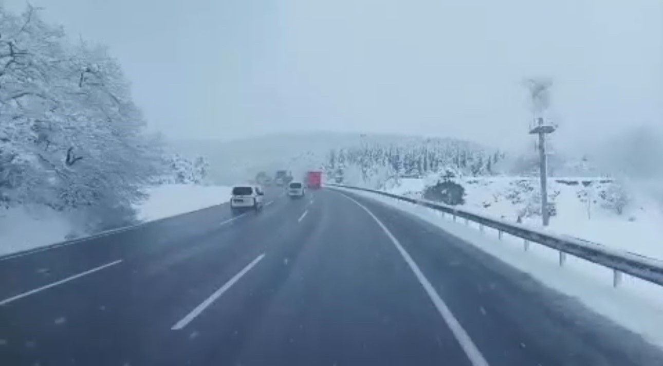 Bursada Kar Yağışı Sürücülere Zor Anlar Yaşatıyor