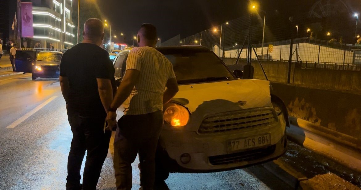 Bursada Kontrolden Çıkan Araç Önce Bariyere Sonra Otomobile Çarptı