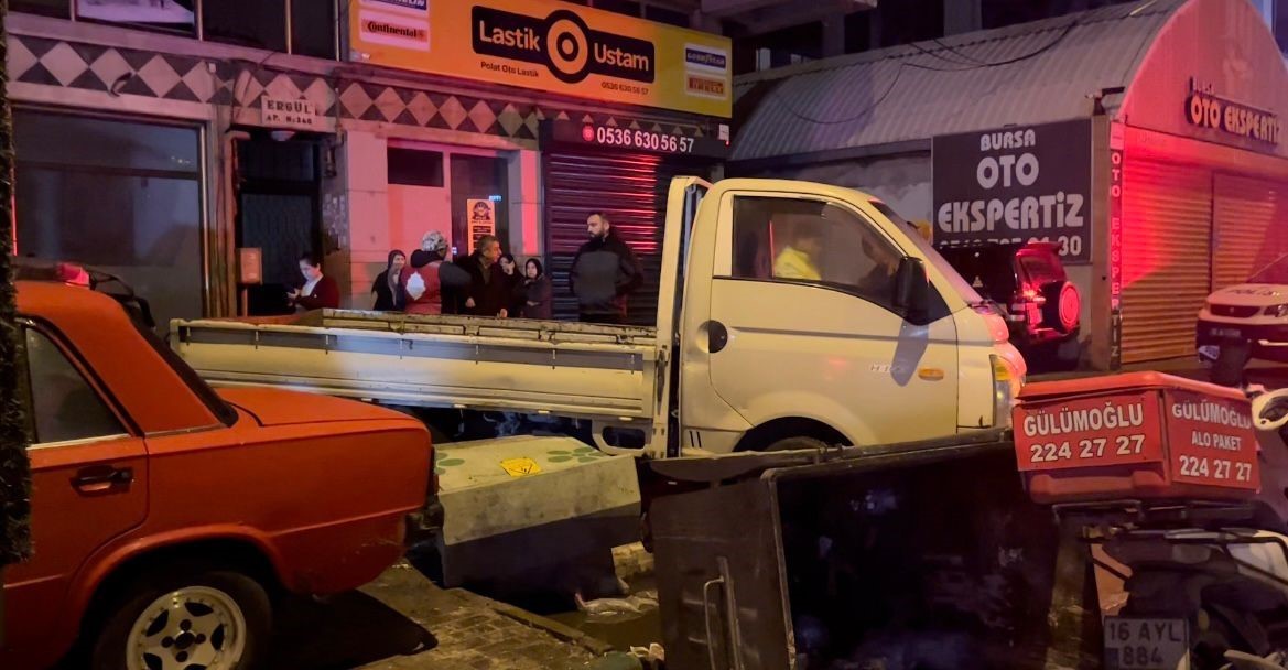 Bursada Kontrolden Çıkan Otomobil, Park Halindeki Araçlara Çarptı: 1 Ağır Yaralı