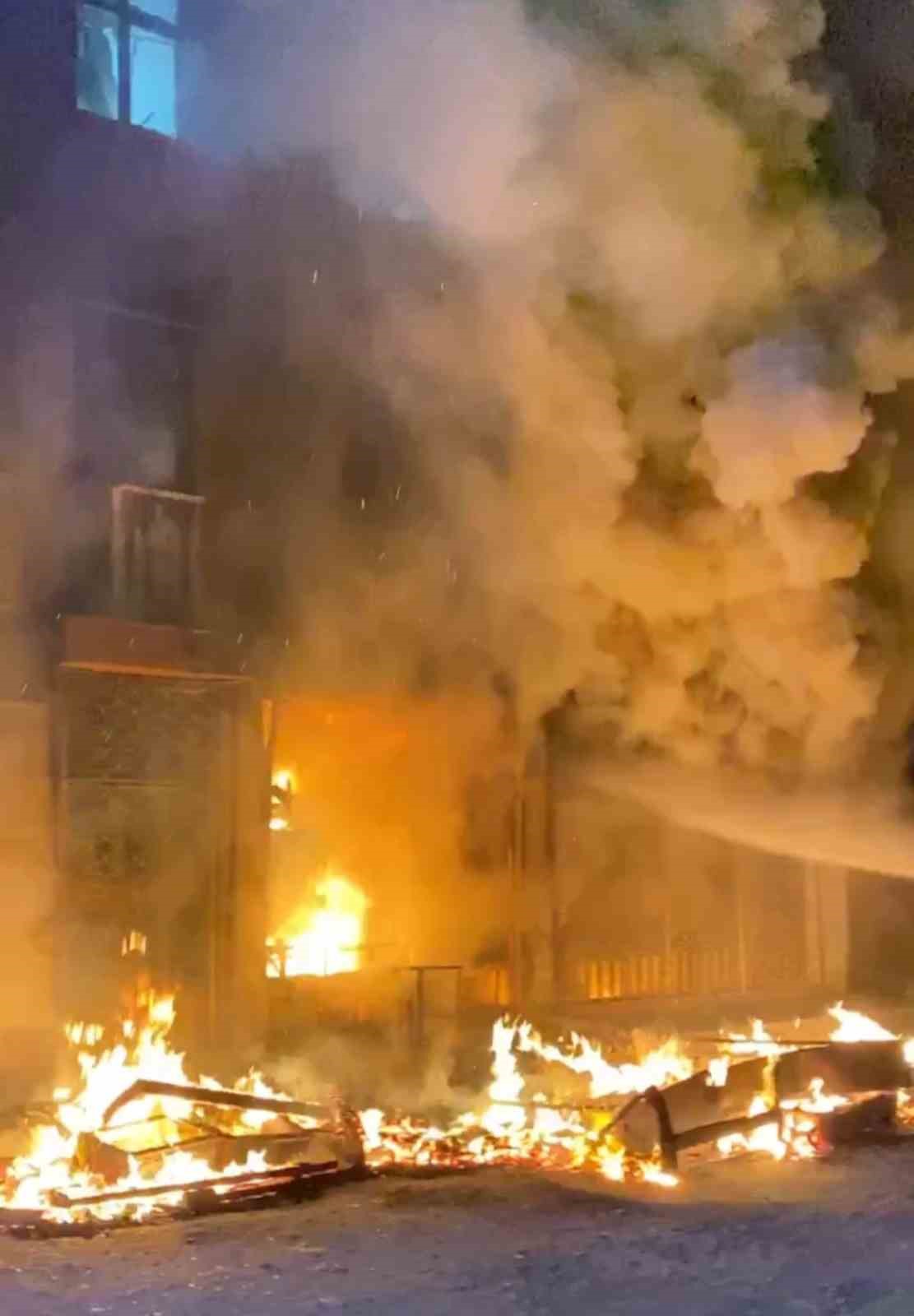 Bursada Mobilya Dükkanında Çıkan Yangın Evlere Sıçradı