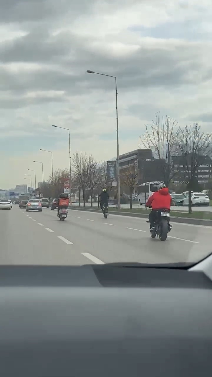 Bursada Motosikletli İki Kafadarın Trafikteki Tehlikeli Hareketleri Kamerada