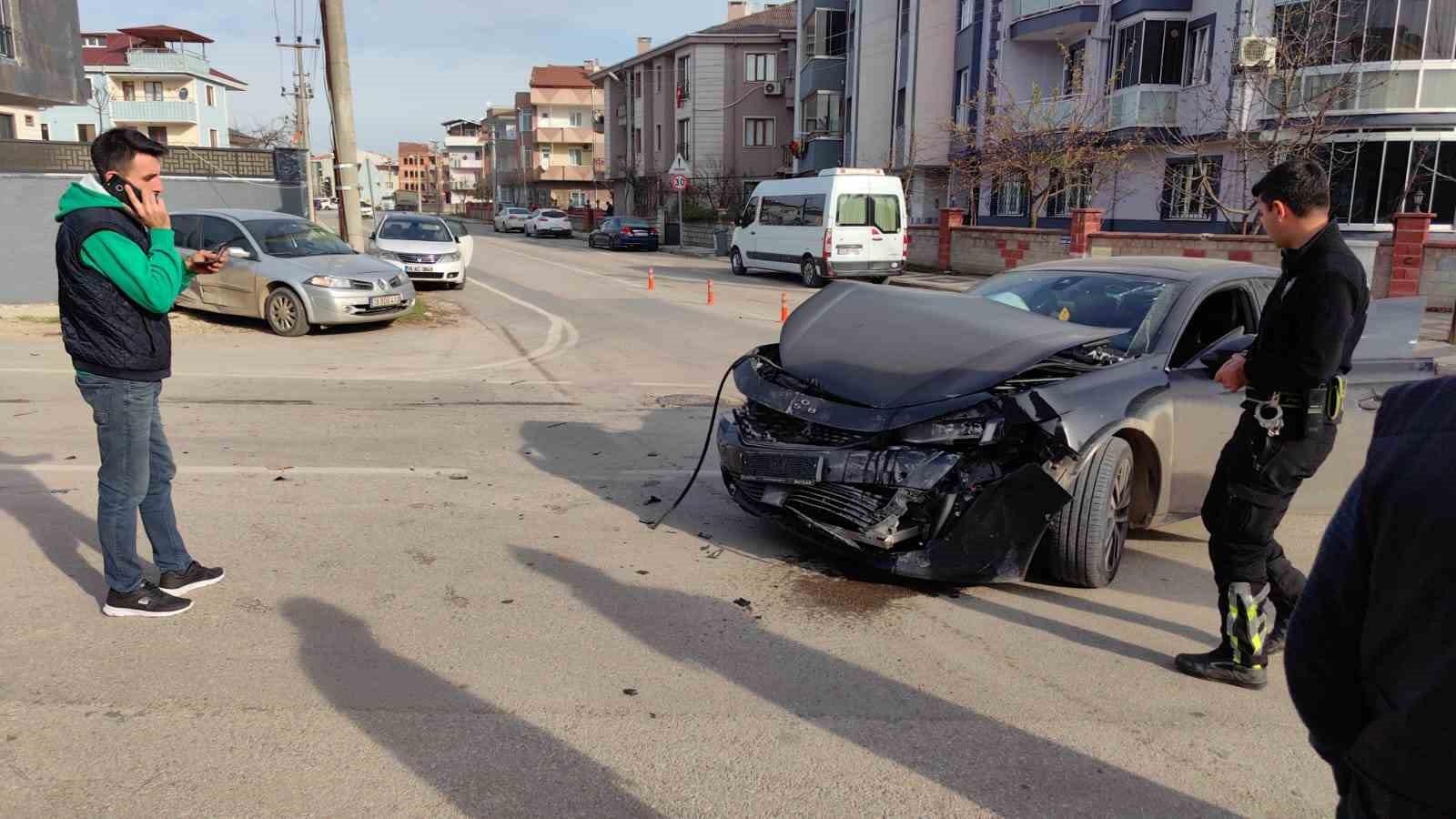 Bursada Otomobiller Çarpıştı: 1 Yaralı