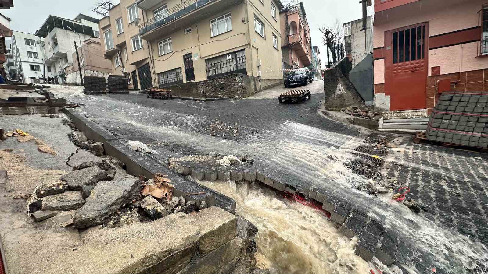 Bursada Şiddetli Yağış Sonrası Yollar Dereye Döndü, Evleri Su Bastı