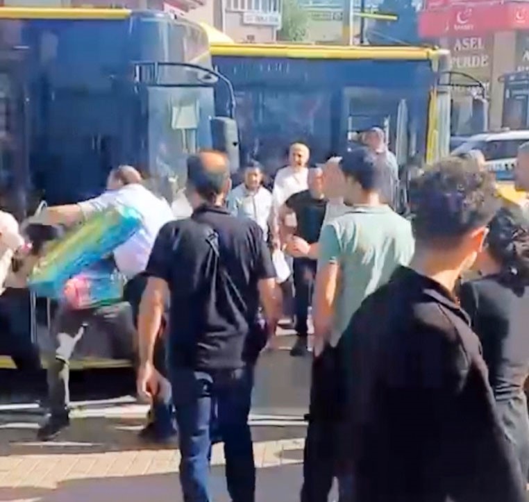 Bursada Taksi İle Belediye Otobüsü Şoförlerinin Kavgası Kamerada