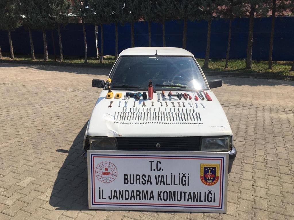Bursada Trafik Levhalarını Çalan Hırsızlar Tutuklandı