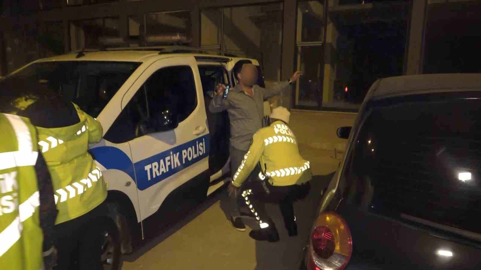 Bursada Yılbaşı Gecesi Lüks Aracıyla Polise Yakalandı