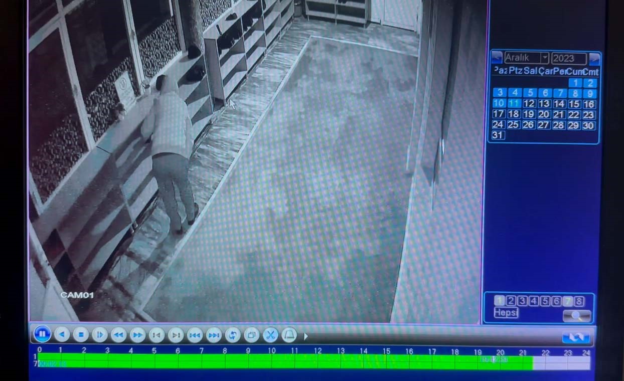 Camiden Ayakkabı Hırsızlığı Kamerada